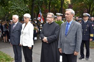 Wieniec kwiatów pod pomnikiem złożyli m.in. Joanna Zielińska, przewodnicząca Rady Miasta Gdyni oraz radni miasta Zenon Roda i Krzysztof Chachulski // fot. Magdalena Czernek