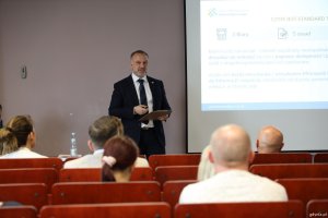 Przy mikrofonie Maciej Warszakowski, zastępca dyrektora Laboratorium Innowacji Społecznych