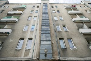 Okna klatek schodowych w "Bankowcu" po remoncie // fot. Karol Stańczak