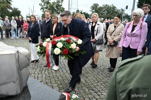Uroczystości pod pomnikiem Ofiar Grudnia 1970 w ramach gdyńskich obchodów 45. rocznicy zakończenia strajków i podpisania porozumień sierpniowych. Delegacja gdyńskiego samorządu (fot. Michał Puszczewicz)