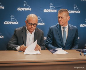 Podpisanie umowy na budowę 260 nowych wiat przystankowych w Gdyni (fot. Marcin Mielewski)
