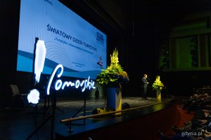 Gala wręczenia nagród Gryfów Pomorskich za rok 2024 połączona z obchodami Światowego Dnia Turystyki w Operze Bałtyckiej w Gdańsku (fot. Kamil Złoch)