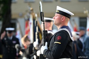 Żołnierz Kompanii Reprezentacyjnej Marynarki Wojennej podczas apelu z okazji Święta Morza