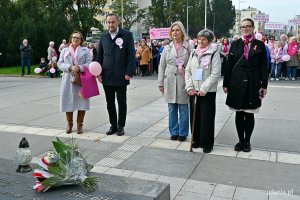 Od prawej: posłanka Wioleta Tomczak, Janina Łojba &ndash; prezes Stowarzyszenia Amazonek Gdyńskich, przewodnicząca Rady Miasta Gdyni Beata Zastawna i wiceprezydent Gdyni Tomasz Augustyniak składający kwiaty i znicz pod Pomnikiem Polski Morskiej podczas Marszu R&oacute;żowej Wstążki