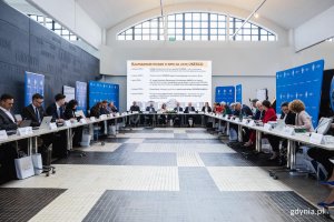Na zdjęciu uczestnicy wyjazdowego posiedzenia komisji senackich w hali Muzeum Emigracji (fot. Karol Stańczak)