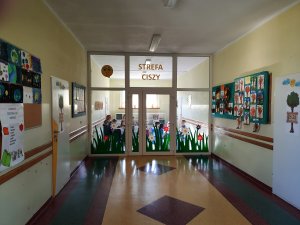 Szklana ściana z napisem "Strefa ciszy" i kolorowymi naklejkami // fot. ZWE nr 1