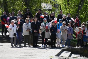 Uczestnicy uroczystości z okazji Narodowego Święta Konstytucji 3 Maja zgromadzeni przy pomniku Konstytucji 3 Maja. Niektórzy z nich trzymają w rękach biało-czerwone flagi // fot. Michał Puszczewicz