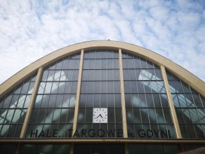 Wakacyjny spacer architektoniczny Gdyńskiego Szlaku Modernizmu, Zespół Hal Targowych  // fot. Karolina Szypelt