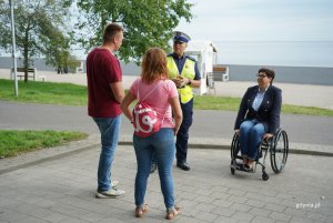 Policjanci przeprowadzili akcje edukacyjną na bulwarze (fot. Magdalena Starnawska)