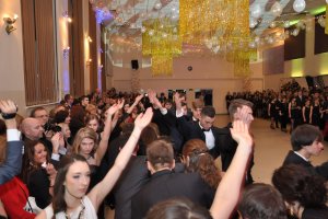 Archiwalne zdjęcia z balów studniówkowych organizowanych w budynku III LO w Gdyni, fot. archiwum szkolne