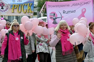 Uczestniczki Marszu R&oacute;żowej Wstążki na ul. Świętojańskiej 