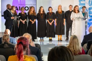 Nagroda w kategorii „Debiut artystyczny” – Akademia Głosów Tradycji. Na zdj. m.in. artystki i prezydent Gdyni Aleksandra Kosiorek