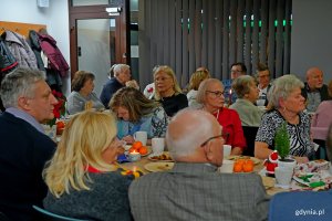 Uczestnicy prewernisażu wystawy &bdquo;100 obraz&oacute;w na 100-lecie Gdyni&rdquo; i spotkania wigilijnego w Gdyńskim Centrum Organizacji Pozarządowych