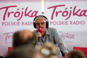Marek Niedźwiecki - plenerowe studia Polskiego Radia nadają z Gdyni przed „Lato z Radiem Festiwal”, fot. Dawid Linkowski