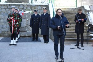 Wiceprzewodniczący Rady Miasta Gdyni Andrzej Bień przemawia na uroczystości odsłonięcia tablicy poświęconej pamięci Stefana Wendorffa, fot. Michał Kowalski