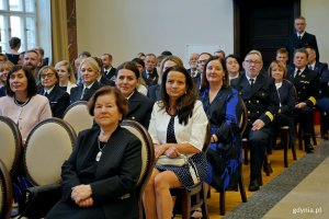 Uczestnicy uroczystego posiedzenia senatu uczelni z okazji 106. rocznicy utworzenia Uniwersytetu Morskiego 