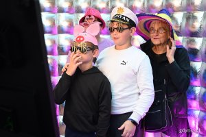 Seniorka z wnukami w fotobudce