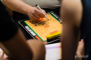 Trener rysuje rozstawienie zawodnik&oacute;w