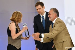 Agnieszka Burton odebrała nagrodę dla dziennikarza krajowego publikującego na tematy polonijne z rąk prezydenta Gdyni Wojciech Szczurka // fot. Michał Puszczewicz