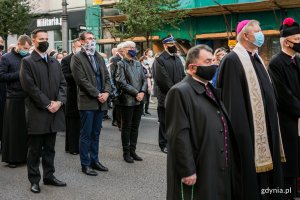 Procesja różańcowa ulicą Świętojańską. W pierwszym rzędzie bp Wiesław Szlachetka i inni księża. Za nimi w drugim rzędzie: Adam Labuhn - asystent senatora Sławomira Rybickiego, Lechosław Dzierżak - radny miasta, Joanna Zielińska - przewodnicząca Rady Miasta, Elżbieta Sierżęga - radna miasta // fot. Karol Stańczak
