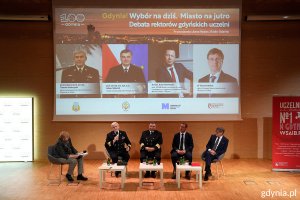 Debata rektor&oacute;w "Gdynia! Wyb&oacute;r na dziś. Miasto na jutro", podczas kt&oacute;rej rektorzy gdyńskich uczelni: kontradmirał prof. dr hab. Tomasz Szubrycht z Akademii Marynarki Wojennej, prof. dr hab. inż. kpt. ż.w. Adam Weintrit z Uniwersytetu Morskiego, dr hab. Artur Kozłowski z WSB Merito i dr Tomasz Białas z Wyższej Szkoły Administracji i Biznesu im. Eugeniusza Kwiatkowskiego, rozmawiali o teraźniejszości i przyszłości Gdyni, jej mieszkańc&oacute;w i uczelni 