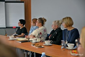 Iwona Tanewska – naczelniczka Wydziału Edukacji Urzędu Miasta Gdyni (druga od prawej) i inne uczestniczki spotkania „Edukacja i rynek pracy – uczniowie w obliczu zawodowych wyzwań” zorganizowanego przez Powiatowy Urząd Pracy w Gdyni (fot. Magdalena Czernek)