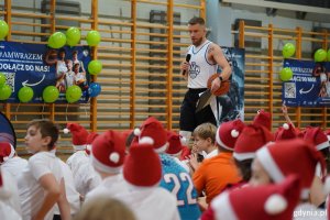 Prowadzący mikołajki Kacper „Kacpa” Lachowicz wśród dzieci
