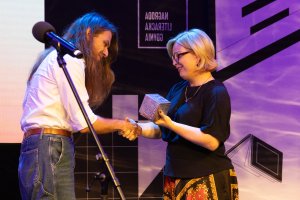 Na zdjęciu (od lewej): Wojciech Kopeć, laureat w kategorii poezja, Oktawia Gorzeńska, wiceprezydentka Gdyni (fot. Anna Rezulak)