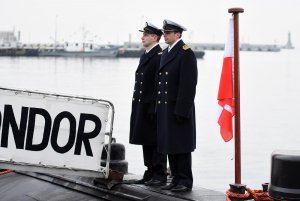 Uroczystość ostatniego opuszczenia bandery na ORP Kondor / fot. Michał Puszczewicz