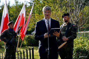 Wiceprezydent Gdyni Rafał Geremek przemawiający podczas uroczystości z okazji 87. rocznicy zakończenia walk w obronie Kępy Oksywskiej 