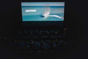 Kadr z filmu promocyjnego: napis Gdynia i na morzu Dar Młodzieży