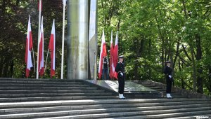 Dwaj marynarze stojący w posterunku honorowym przed pomnikiem Obrońców Wybrzeża