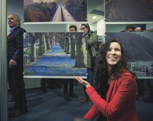 Anna Wojciechowska ze swoim zdjęciem / fot. archwium Anny Wojciechowskiej