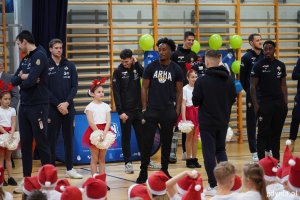 Zawodnicy AMW Arka Gdynia w towarzystwie dzieci