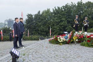 Wiceprezydent Gdyni Maciej Zielonka i radny Dominik Aziewicz podczas obchodów 86. rocznicy wybuchu II wojny światowej, które odbyły się na Westerplatte 