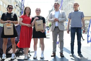 Rozdanie nagr&oacute;d wśr&oacute;d zwycięzc&oacute;w Biegu Kelner&oacute;w. Na zdjęciu m.in: członek zarządu wojew&oacute;dztwa pomorskiego Adam Gawrylik i wiceprezydentka Gdyni Oktawia Gorzeńska