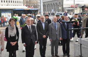 79. rocznica wysiedlenia gdynian. Na zdjęciu: Katarzyna Gruszecka-Spychała, wiceprezydent Gdyni, Wojciech Szczurek, prezydent Gdyni, Joanna Zielińska, przewodnicząca Rady Miasta Gdyni, Michał Guć, wiceprezydent Gdyni, Marek Stępa, wiceprezydent Gdyni, Zenon Roda, radny Gdyni // fot. Marta Jaszczerska