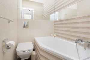 Apartament Batorego 22/21, widok na łazienkę z wanną