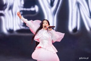 Audrey Nuna podczas występu na Tent Stage 