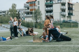 Dzieci w trakcie zajęć na boisku