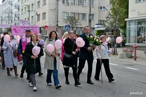 Od prawej: m&oacute;wi Janina Łojba &ndash; prezes Stowarzyszenia Amazonek Gdyńskich, wiceprezydent Gdyni Tomasz Augustyniak, posłanka Wioleta Tomczak oraz wiceprzewodnicząca Rady Miasta Gdyni Mariola Śrubarczyk-Cichowska i radna Larysa Kramin podczas Marszu R&oacute;żowej Wstążki