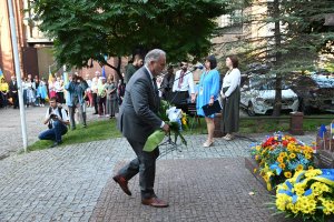 Obchody Święta Niepodległości Ukrainy w Gdańsku. Prezydent Gdyni Wojciech Szczurek składa kwiaty pod pomnikiem św. Włodzimierza Wielkiego. Fot. Zygmunt Gołąb