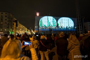 &bdquo;Zaczęło się  od morza. Baśniowa opowieść o Gdyni&rdquo;, video mapping na fasadzie urzędu miasta i widzowie