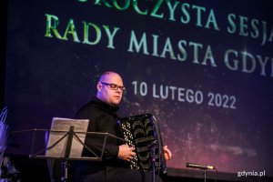 Paweł Nowak gra na akordeonie podczas uroczystej sesji Rady Miasta Gdyni // fot. Karol Stańczak