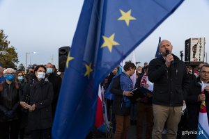 Wiec "Gdynia zostaje w Unii Europejskiej" na skwerze Kościuszki. Przemawia Bartosz Bartoszewicz, wiceprezydent Gdyni ds. jakości życia. Fot. Przemysław Kozłowski