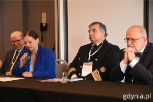 Na zdjęciu (od lewej): prof. dr hab. inż. Krzysztof Górecki, Uniwersytet Morski w Gdyni, Aleksandra Kosiorek, prezydent Gdyni, prof. dr hab. inż. Adam Weintrit, kapitan żeglugi wielkiej, prof. dr hab. inż. Ryszard Strzelecki, Politechnika Gdańska (fot. Magdalena Starnawska)