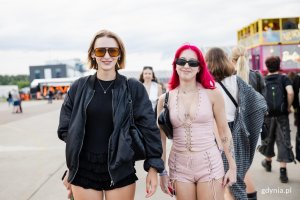Uczestniczki Open'era na terenie miasteczka festiwalowego