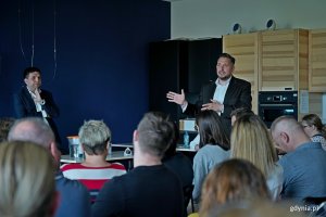 Maciej Kochanowski - dyrektor Laboratorium Innowacji Społecznych i wiceprezydent Maciej Zielonka podczas spotkania konsultacyjnego ws. terenu po dawnym domu dziecka 