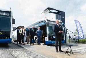 Inauguracja nowych elektrobusów marki Mercedes-Benz przy Muzeum Emigracji w Gdyni - przemawia Wojciech Szczurek, prezydent Gdyni, fot. Kamil Złoch