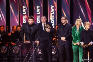 Piotr Domalewski. "Ministranci" odbierają Złote Lwy. Gala wręczenia nagród 50. Festiwalu Polskich Filmów Fabularnych w Gdyni w Teatrze Muzycznym (fot. Karol Stańczak)Gala wręczenia nagród 50. Festiwalu Polskich Filmów Fabularnych w Gdyni w Teatrze Muzycznym (fot. Karol Stańczak)